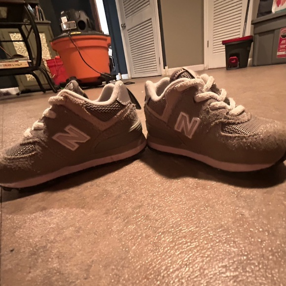 Toddler New Balance unisex shoes - Picture 2 of 3